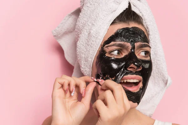 Jonge Vrouw Met Gezichtsmasker Gezicht Handdoek Haar Hoofd — Stockfoto