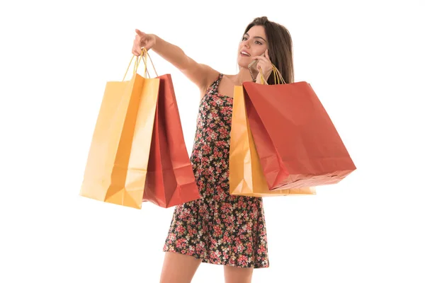 白に孤立したショッピングバッグを持つ美しい若い女性 — ストック写真