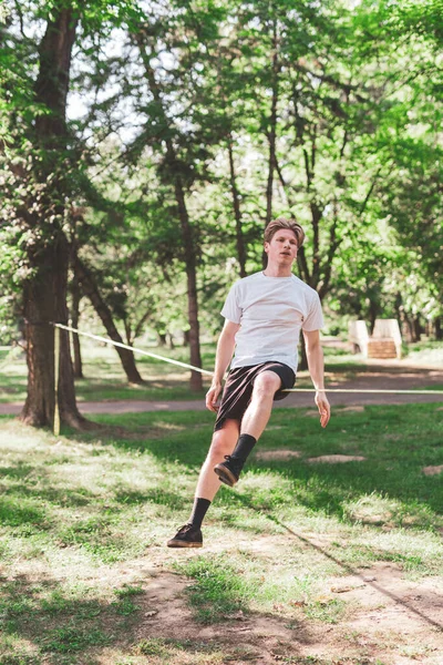 Ung Man Gör Stretching Övningar Parken — Stockfoto