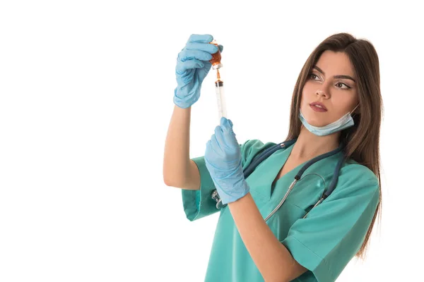 Ung Kvinnlig Läkare Med Spruta Och Stetoskop Isolerad Vitt — Stockfoto