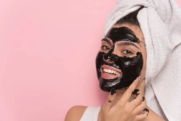 Ung Kvinna Med Ansiktsmask Ansikte Och Handduk Rosa Bakgrund — Stockfoto