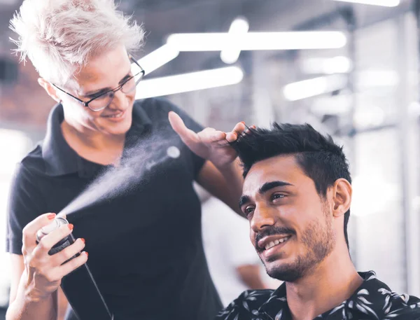 Jeune Homme Faisant Coupe Cheveux Avec Barbe Dans Salon Coiffure — Photo