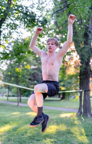 Joven Hombre Haciendo Flexiones Aire Libre — Foto de Stock