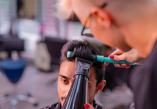 Kuaför Salonu Için Saç Stili Aksesuarları Olan Profesyonel Kuaför — Stok fotoğraf