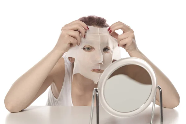 Kobieta Stosująca Maskę Kosmetyczną Białym Tle — Zdjęcie stockowe