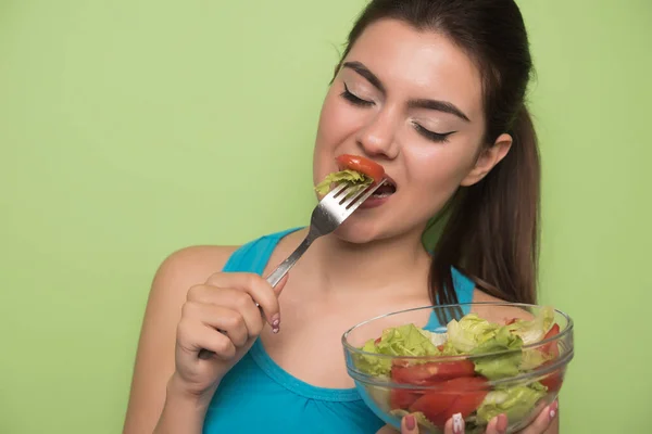 Jovem Mulher Comer Salada Verde Fundo Cinza — Fotografia de Stock