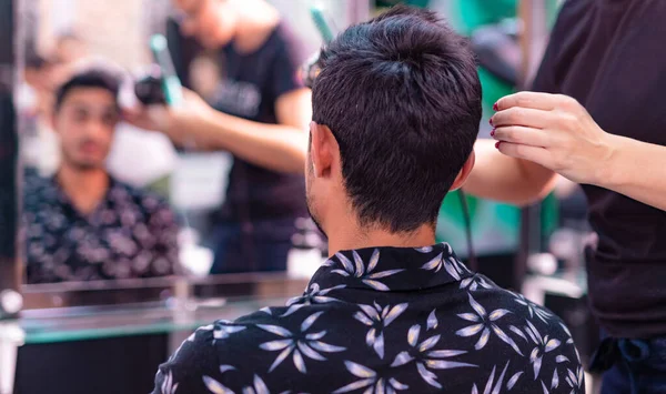 Jeune Homme Son Coiffeur Dans Une Boîte Nuit — Photo