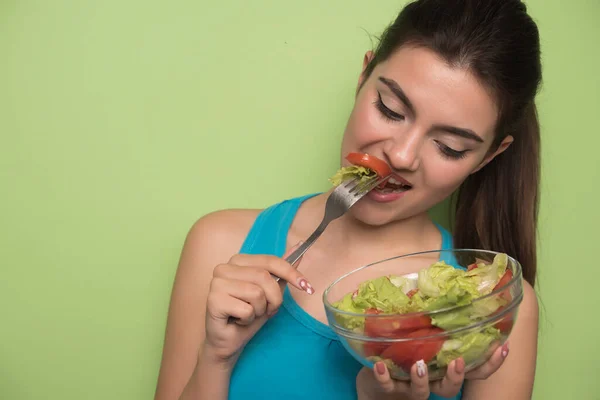 Jovem Mulher Comer Salada Saudável Com Legumes Verdes Frescos — Fotografia de Stock