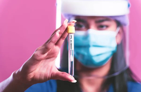 Arts Die Een Spuit Met Een Vaccin Vasthoudt — Stockfoto