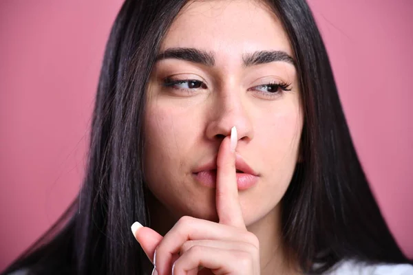 Joven Hermosa Mujer Con Pelo Largo Aislado Sobre Fondo Rosa —  Fotos de Stock