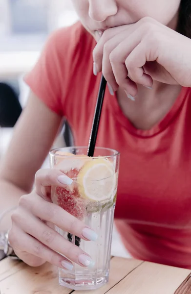 Jeune Femme Avec Des Verres Jus Rouge Dans Café Image En Vente