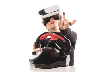 beyaz arkaplanda sanal gerçeklik gözlükleri