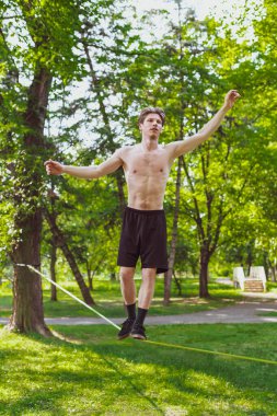 Genç adam dışarıda egzersiz yapıyor.