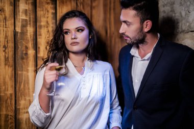 Genç çift kameraya bakıp gülümsüyor.