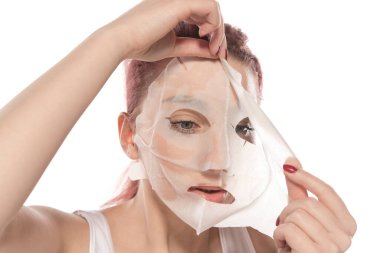 Maskeli ve yüzü fırçalı bir kadın.