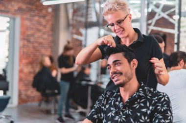 Berber dükkanında saç kesen profesyonel kuaför..