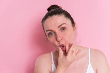 Renkli makyajlı ve saç stili olan güzel bir genç kadın.