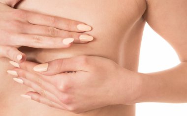 Beyaz arka planı olan bir kadın eli.