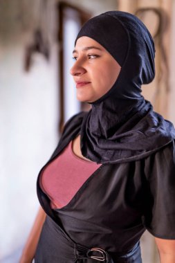 Kentte tesettürlü genç ve güzel bir kadın.