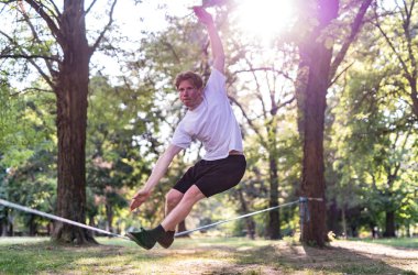 İple şınav çeken genç bir adam.