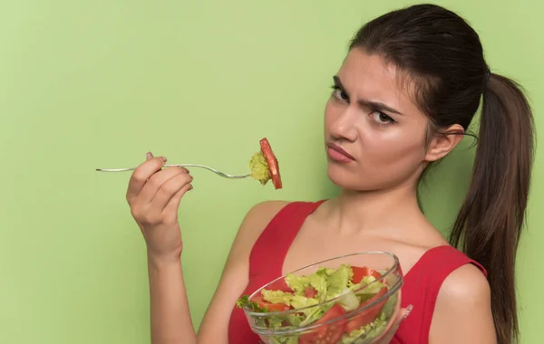 Jeune Femme Manger Une Salade Avec Des Légumes Des Fruits — Photo