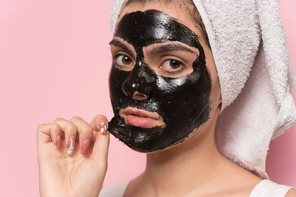 Mujer Joven Con Toalla Cara Aplicando Mascarilla Facial Cabeza — Foto de Stock