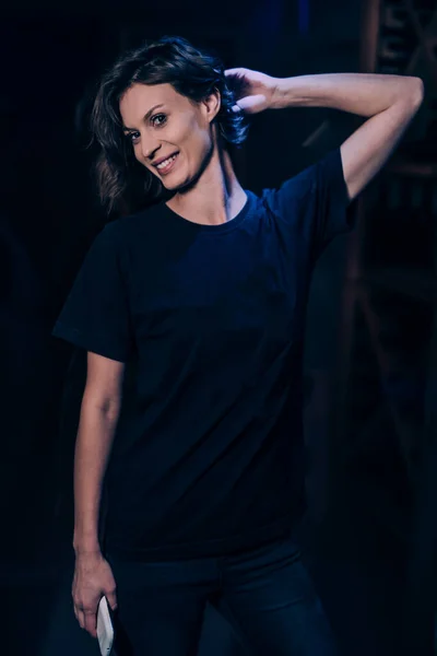 Retrato Una Hermosa Joven Con Una Camisa Negra Una Chaqueta —  Fotos de Stock