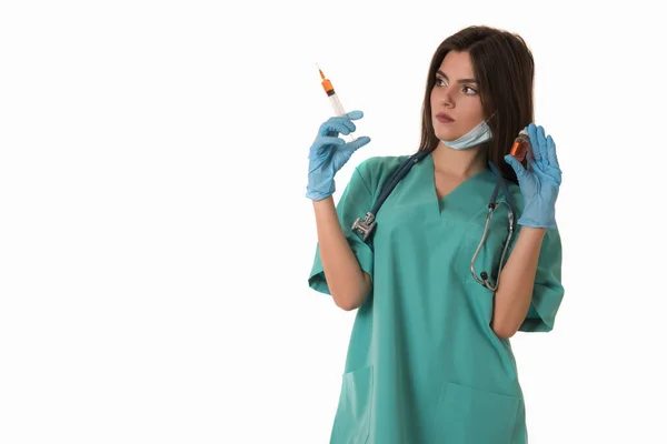 年轻女医生 带听诊器和注射器 白色背景分离 — 图库照片
