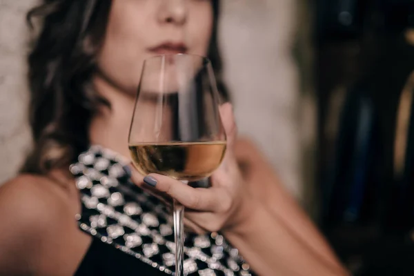 Donna Con Bicchieri Vino Bicchiere Uva Rossa — Foto Stock