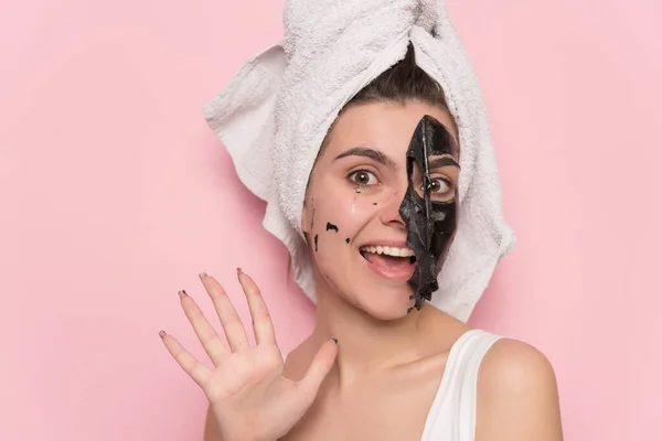 Bela Jovem Mulher Com Toalha Cabeça Olhando Para Câmera — Fotografia de Stock