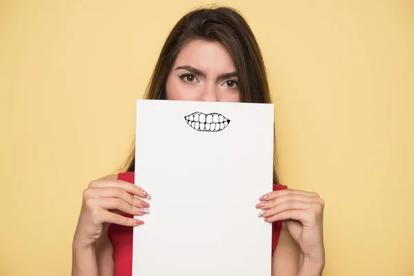 Joven Hermosa Mujer Sosteniendo Hoja Papel Con Espacio Blanco Para — Foto de Stock