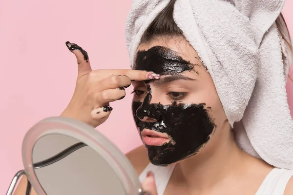 Mooie Jonge Vrouw Met Masker Haar Gezicht Handdoek Het Hoofd — Stockfoto