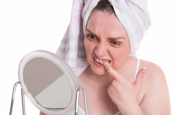 Giovane Donna Con Asciugamano Sulla Testa Isolato Sfondo Bianco — Foto Stock
