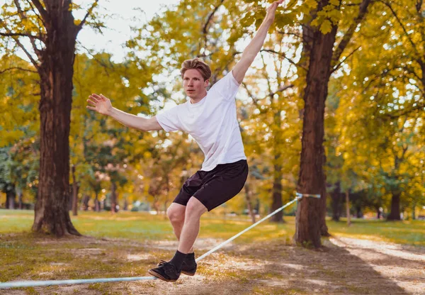 Młody Człowiek Robi Ćwiczenia Rozciągające Parku — Zdjęcie stockowe