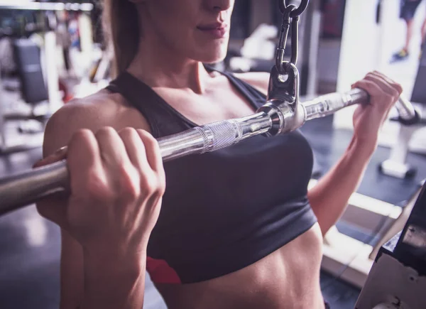 Jonge Vrouw Doet Oefeningen Met Halters Sportschool — Stockfoto