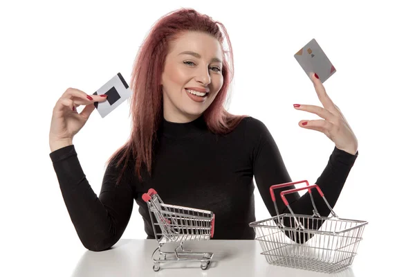 Mujer Joven Con Carrito Compra Tarjeta Crédito Aislada Sobre Fondo —  Fotos de Stock