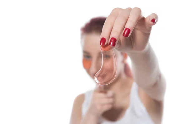 Joven Mujer Aplicando Lápiz Labial Cara — Foto de Stock