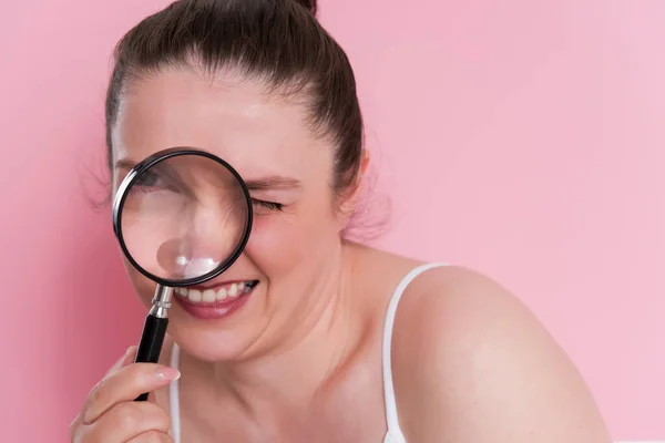 Junge Frau Mit Lupe Auf Rosa Hintergrund — Stockfoto