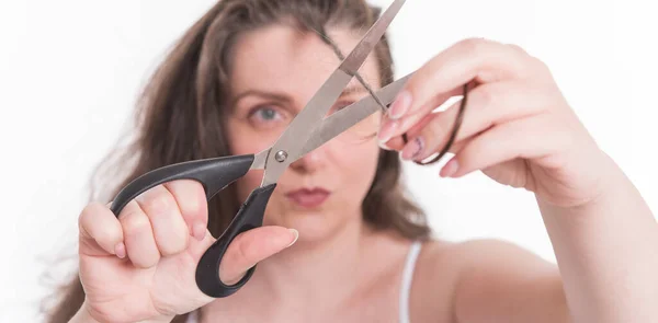 はさみで髪を切る女性の美容師 — ストック写真