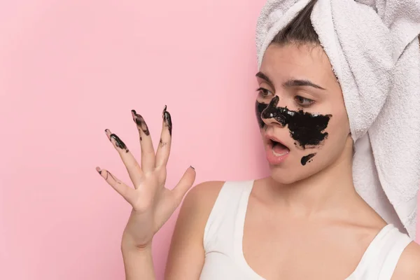 Mooie Jonge Vrouw Met Een Masker Haar Gezicht — Stockfoto