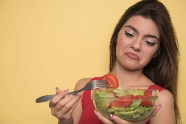 Mujer Joven Comiendo Ensalada Con Verduras Frutas —  Fotos de Stock