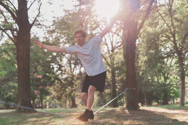 Νεαρός Άνδρας Που Κάνει Ασκήσεις Στο Πάρκο — Φωτογραφία Αρχείου