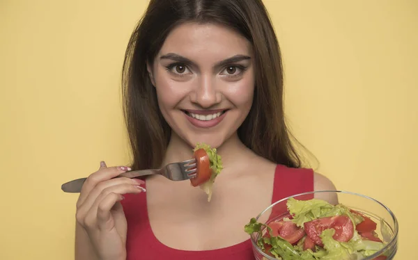 Joven Hermosa Mujer Comiendo Ensalada Con Verduras —  Fotos de Stock