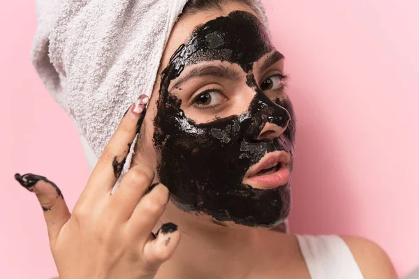 Mooie Vrouw Met Masker Gezicht Aanbrengen Gezichtscrème Haar Hoofd — Stockfoto