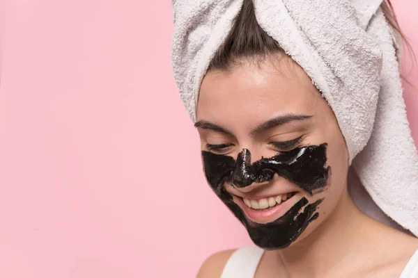 Vacker Ung Kvinna Med Handduk Ansiktet Mask Rosa Bakgrund — Stockfoto