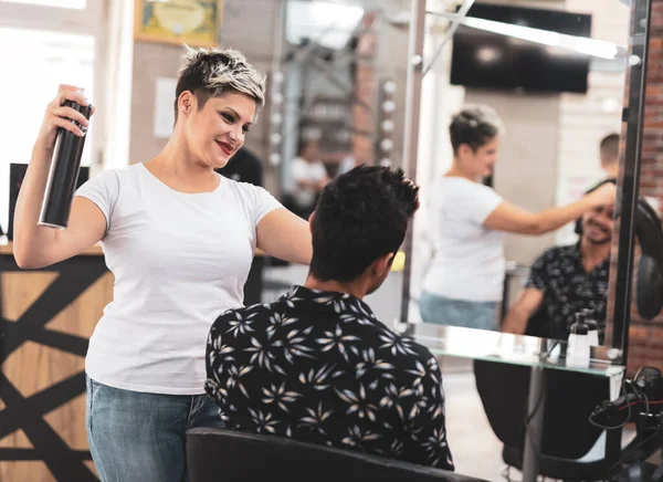 Bir Adam Kadın Müşteri Bir Güzellik Salonunda Saç Kesimi Yapıyorlar — Stok fotoğraf