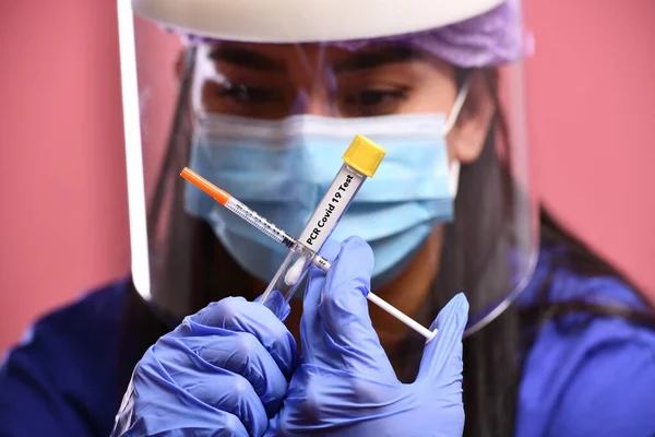 Arts Die Een Spuit Met Een Vaccin Vasthoudt — Stockfoto