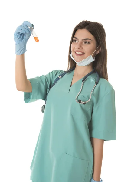 Ung Kvinnlig Läkare Med Stetoskop Och Spruta Isolerad Vit Bakgrund — Stockfoto