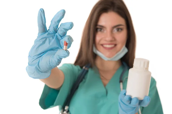 Beyaz Arka Planda Steteskop Şırıngayla Izole Edilmiş Genç Bayan Doktor — Stok fotoğraf