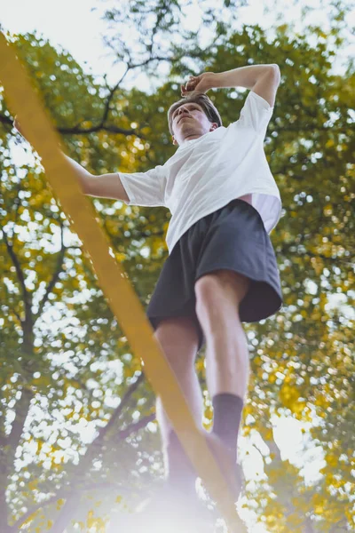 Mujer Joven Saltando Parque — Foto de Stock
